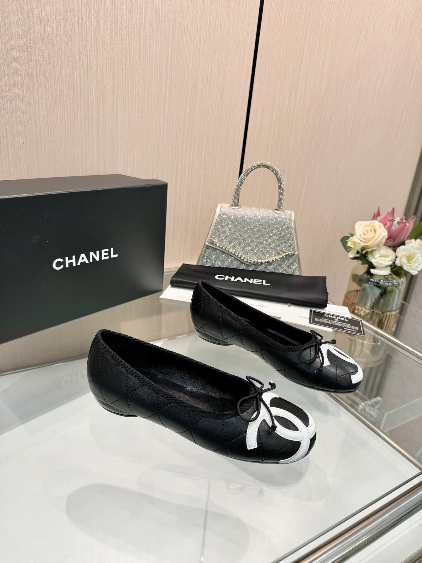 👟👟Ex-factory price 500👟👟 | ²⁰²5 𝐬𝐬 🤍🤎𝐂𝐇𝐀𝐍𝐄𝐋Chanel 26A catwalk style handmade Mary Jane women's shoes. Ballet shoes are so amazing, the bow pattern is so cute! Even if I don’t wear flat shoes, I can’t resist the temptation! The second recommended pair of Chanel logo women's shoes has great texture and is versatile. It is made of lambskin and has an original two-color outsole. Size: 35-40 (41 can be customized and cannot be returned or exchanged)